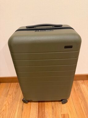 away the bigger carry-on Luggage Suitcase Hardshell